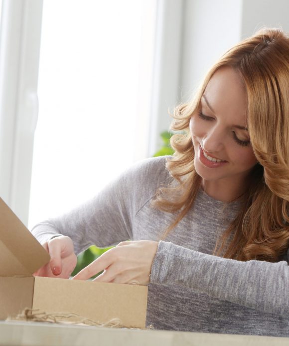 frau öffnet paket_187379819 frau öffnet paket_187379819